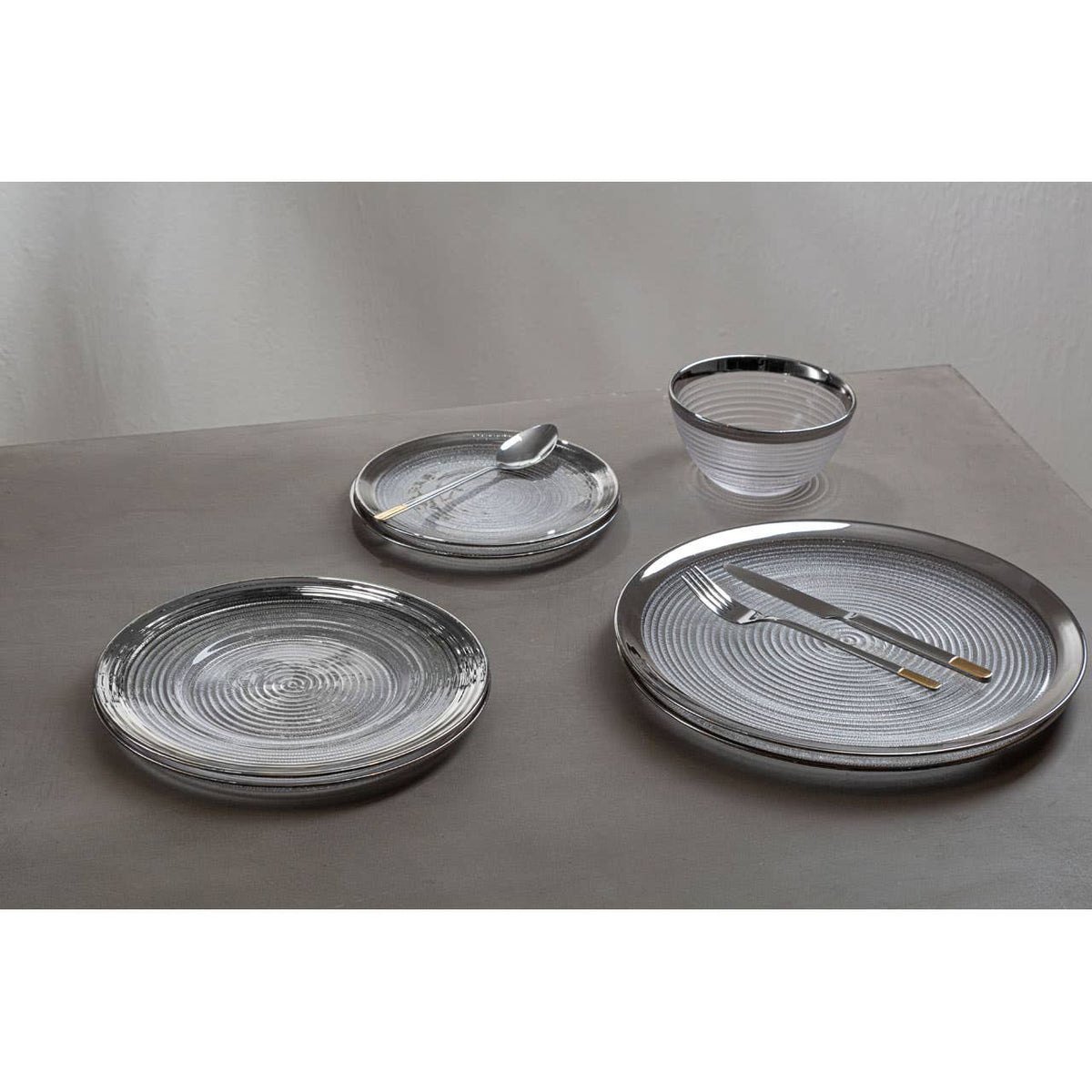 Ida Embossed Glass Dinner Plate With Silver Rim