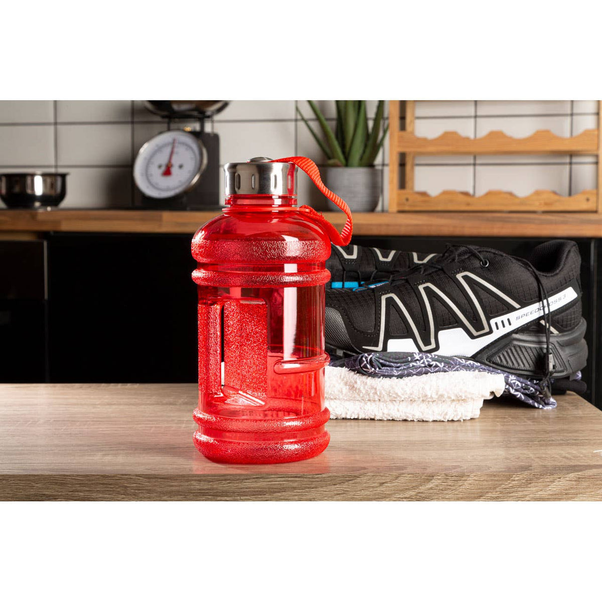 Olly Red 1000ml Sports Drinking Bottle.