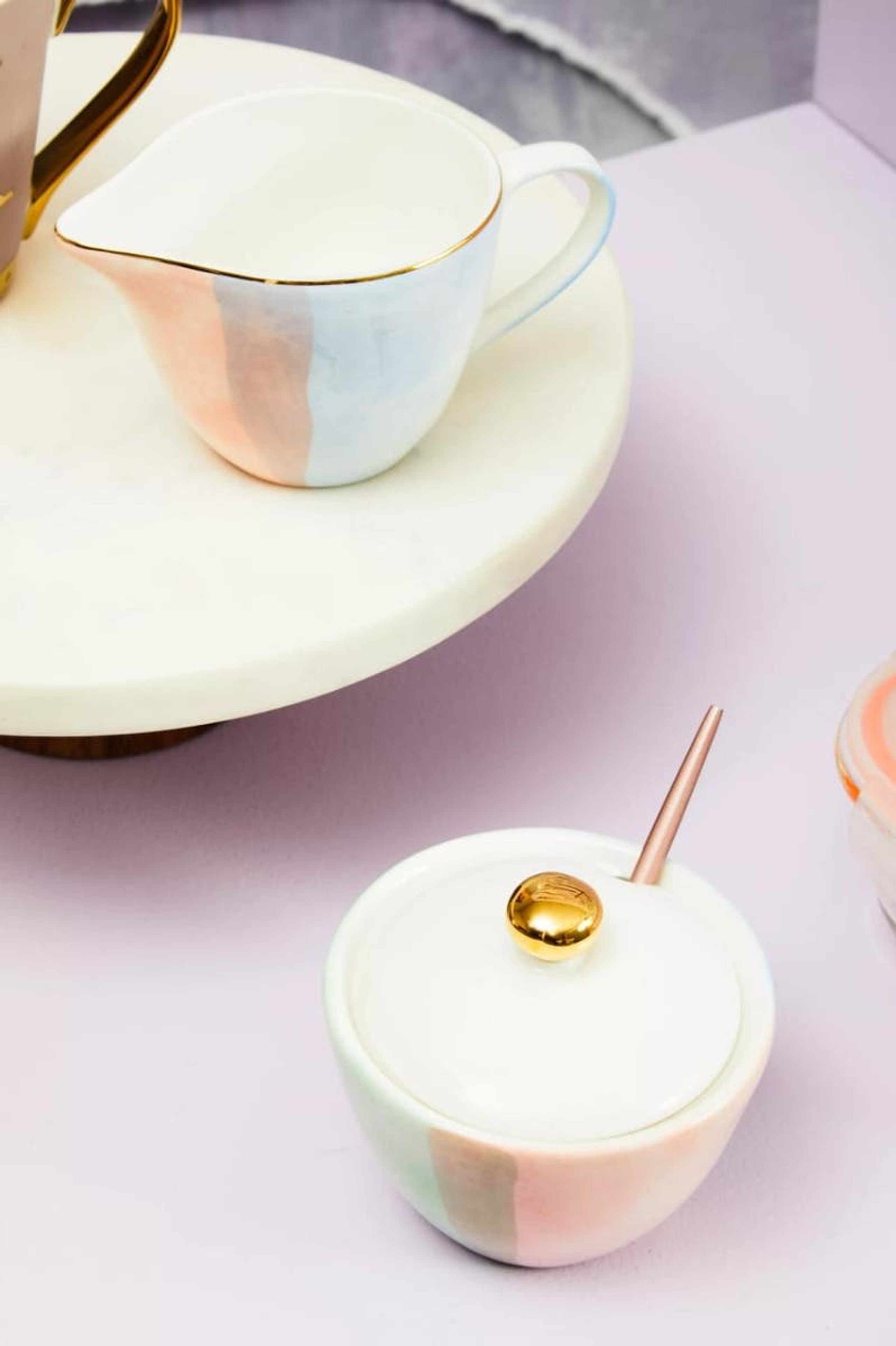 Cook Nook Monzaro Round White Marble And Acacia Wood Cake Stand