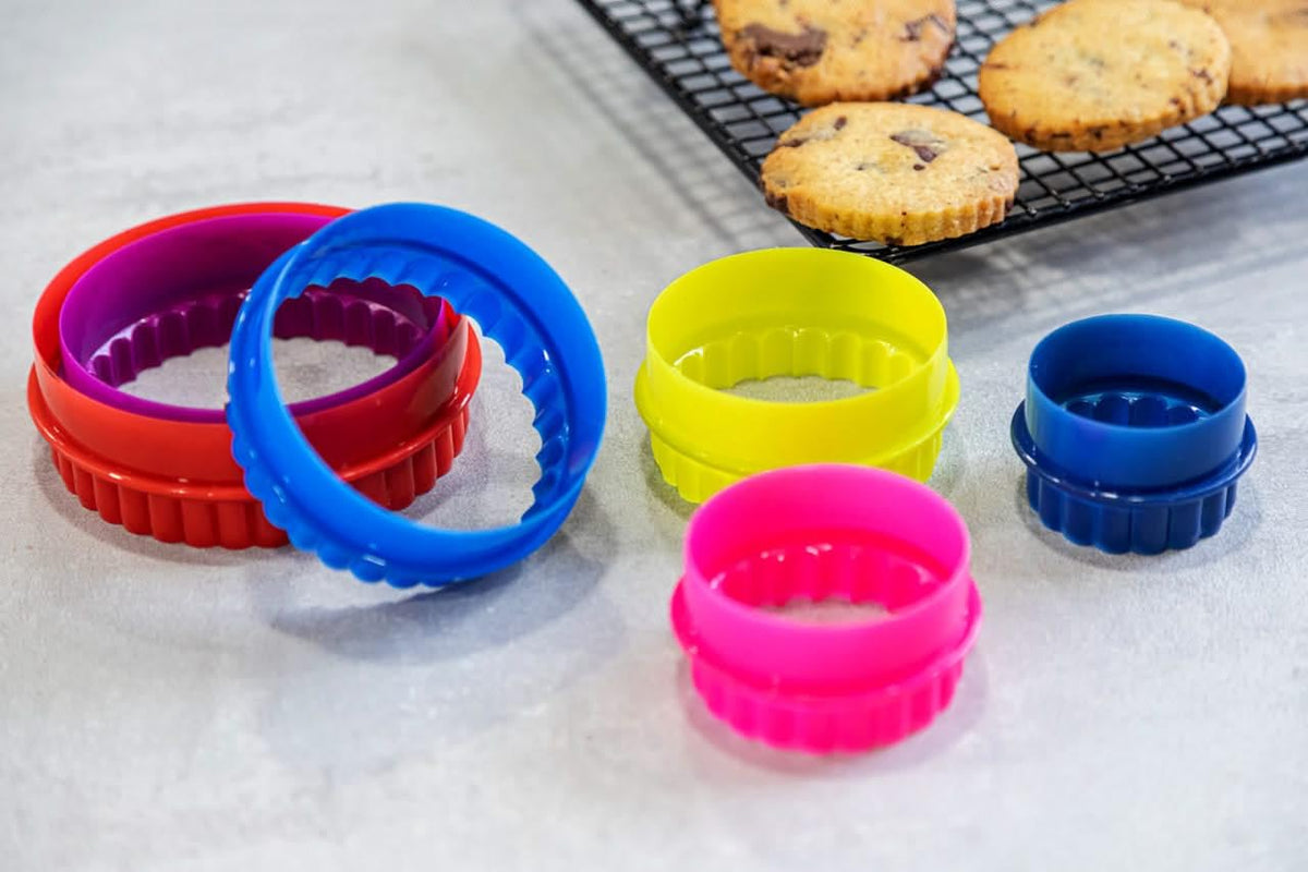 Set of 6 Plain and Fluted Round Cookie Cutters, 5–10cm Multicolour